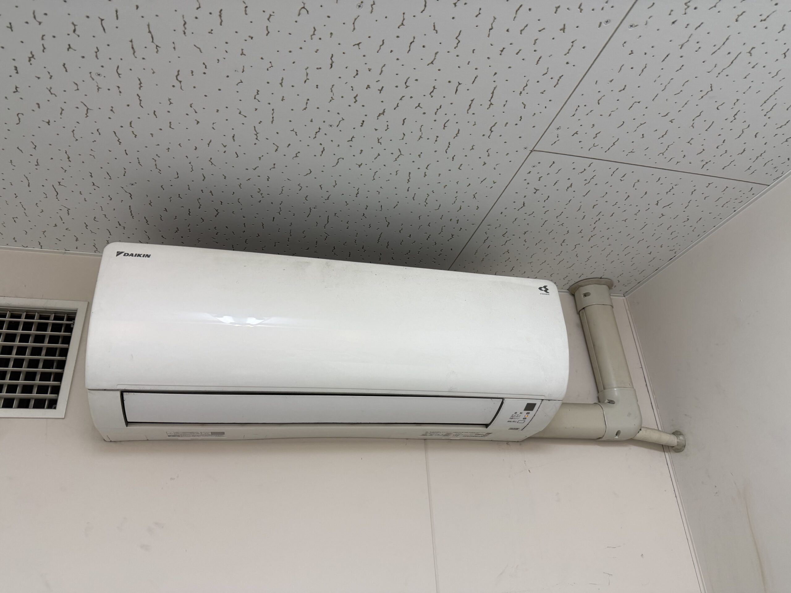 ダイキン製エアコン更新と配管全面改修