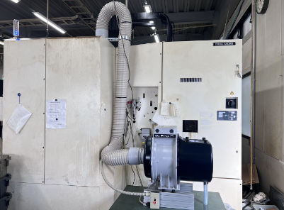 加工機内の空気の流れを計算し、油煙の舞い上がりを抑える吸引口を設計しました